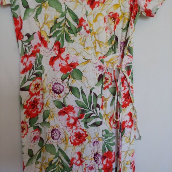 Lulu's floral shrt sleeve wrap dress red, green and white size Medium - Picture 4 of 16